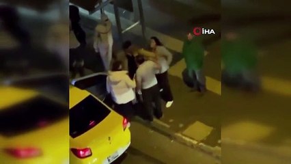 Öfkeli kadın, tartıştığı adama arka arkaya tokat attı... O anlar kamerada