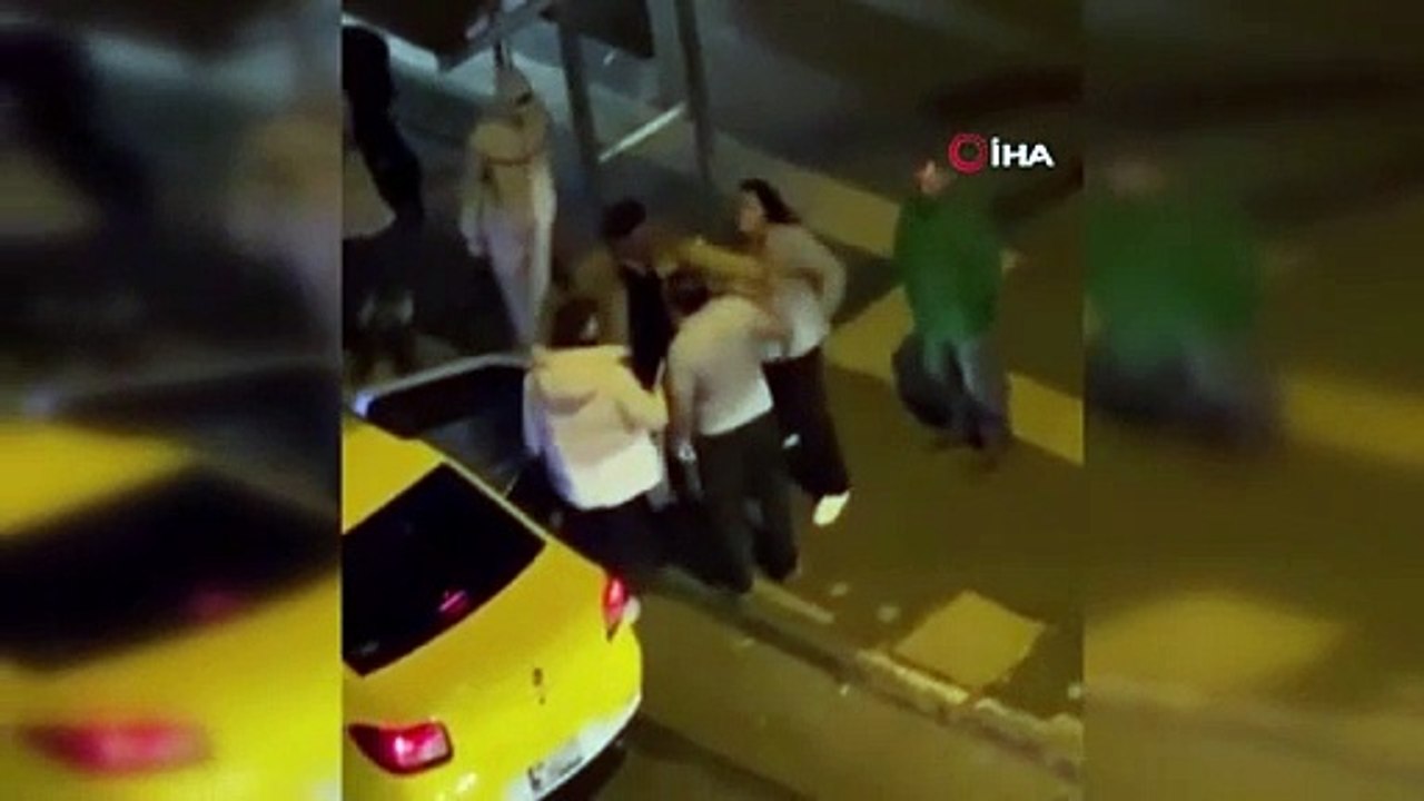 La femme en colère a giflé à plusieurs reprises l'homme avec lequel elle se disputait... Ces moments ont été filmés