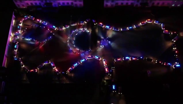 Polis arabaları operasyona giderken Türk bayrağı ve Türkiye haritası oluşturdu