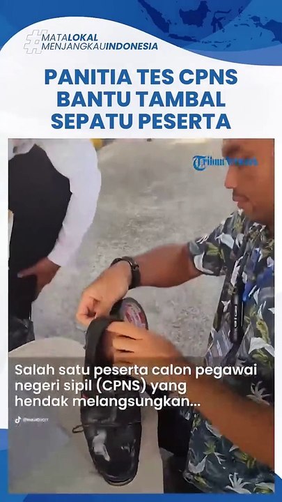 Viral Momen Panitia Tes CPNS Bantu Tambal Sepatu Peserta yang Jebol Pakai Tali dan Lakban