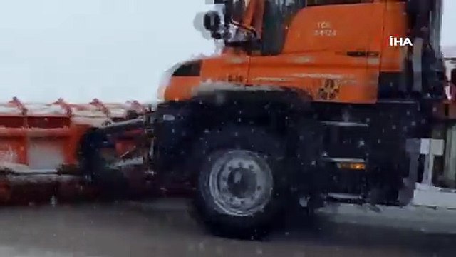 Kar yağışı fena bastırdı! Sürücüler zor anlar yaşadı