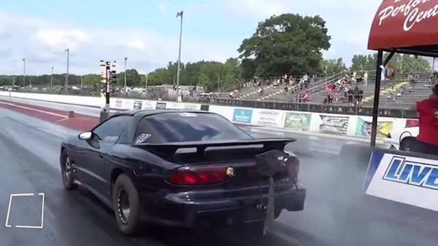 Yarış esnasında uçmaya yeltenen araba izleyenleri şaşırttı