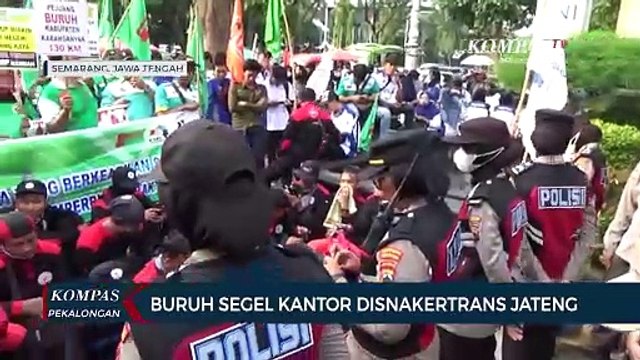 Buruh Jateng Segel Disnakertrans, Tuntut Kenaikan Upah 15 Persen