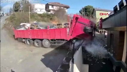 SARIYER'de inşaat malzemesi yüklü TIR kaza yaparak durdu