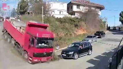 İstanbul'da yokuş aşağı kontrolden çıkan tır duvara çarparak durdu