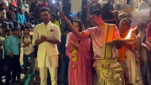 सनी लियोनी का वीडियो वायरल, गंगा घाट पर खिंचवाई फोटो