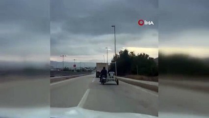 Balade en moto avec des chaises en plastique à Elazığ