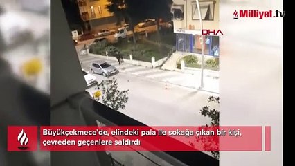 Sokakta palalı dehşet! Yoldan geçenlerin üzerine koştu görüntüler ortaya çıktı