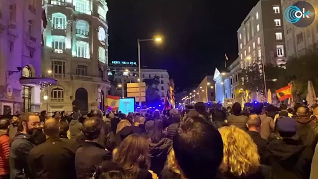 Cientos de ciudadanos claman contra la amnistía ante el Congreso de los Diputados: "¡Sánchez, okupa!"