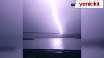 İstanbul'da şiddetli fırtına! Yavuz Sultan Selim Köprüsü'ne yıldırım düştü