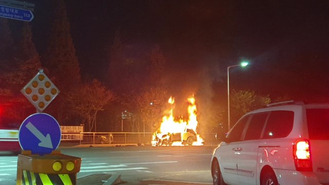 달리던 SUV가 승용차 들이받아...차량 화재 / YTN