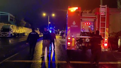 Güngören'de Otomobilin Park Halindeki Cipe Çarpması Sonucu 5 Kişi Yaralandı