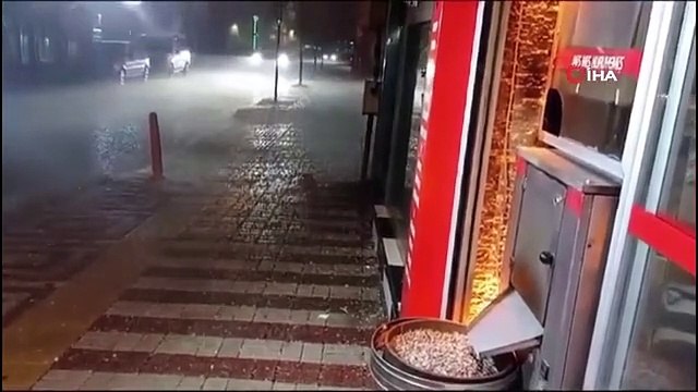 Bursa'da vatandaş ceviz büyüklüğünde yağan doludan aracını böyle korumaya çalıştı