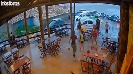Video näyttää tsunamin vetämässä autoja ja aiheuttamassa paniikkia etelä-Brasilian rannikolla.