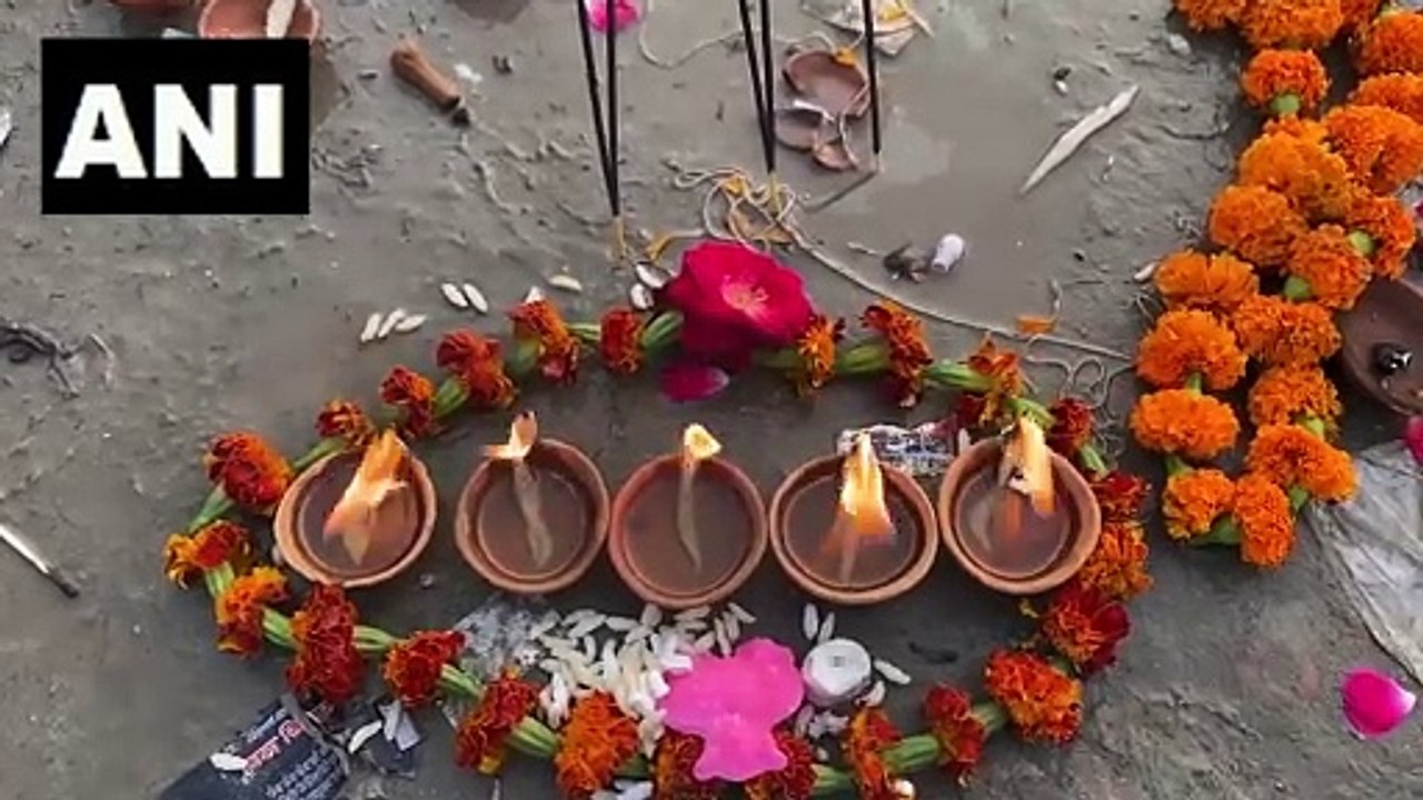 Video: दिवाली पर प्रयागराज में पवित्र स्नान, पू...
