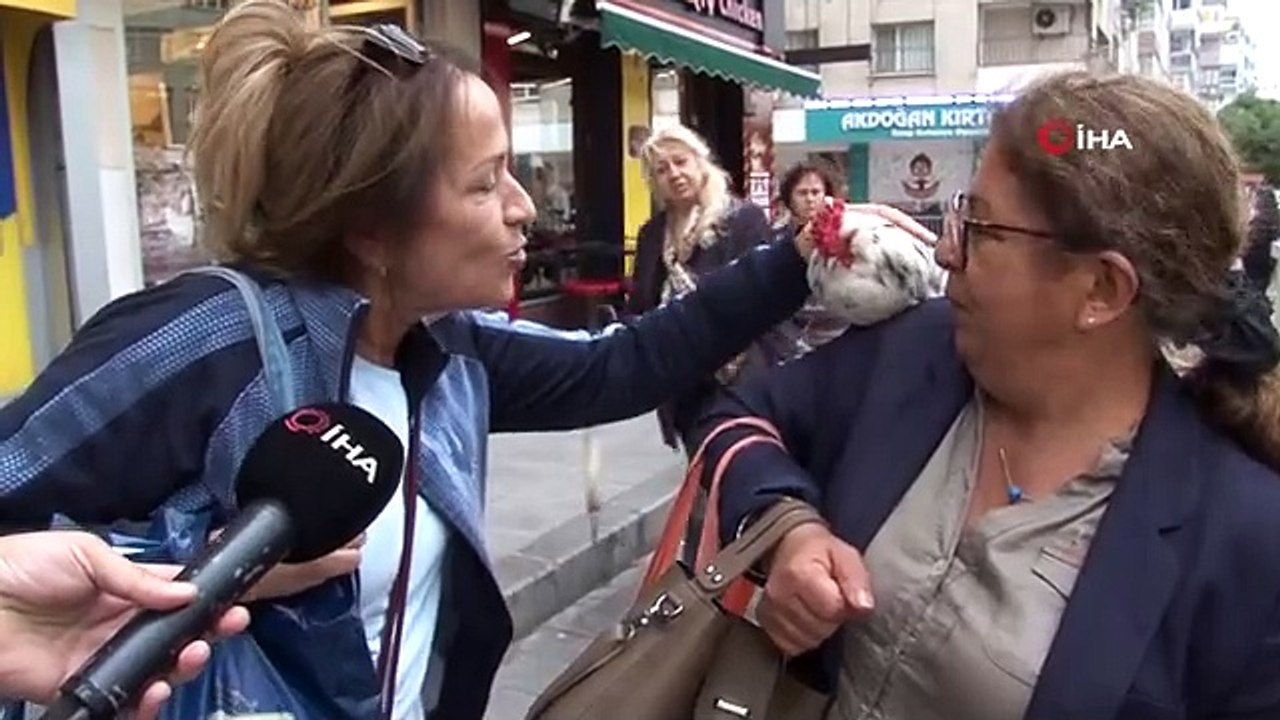 İzmir sokaklarını omuzunda 'Horoz Bıdık' ile karış karış geziyor; onu görenler dönüp bir daha bakıyor