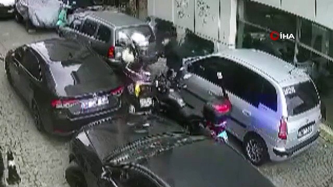 Ümraniye'de Motosikletli Şahıs Polisten Kaçtı, Dayak Yedi