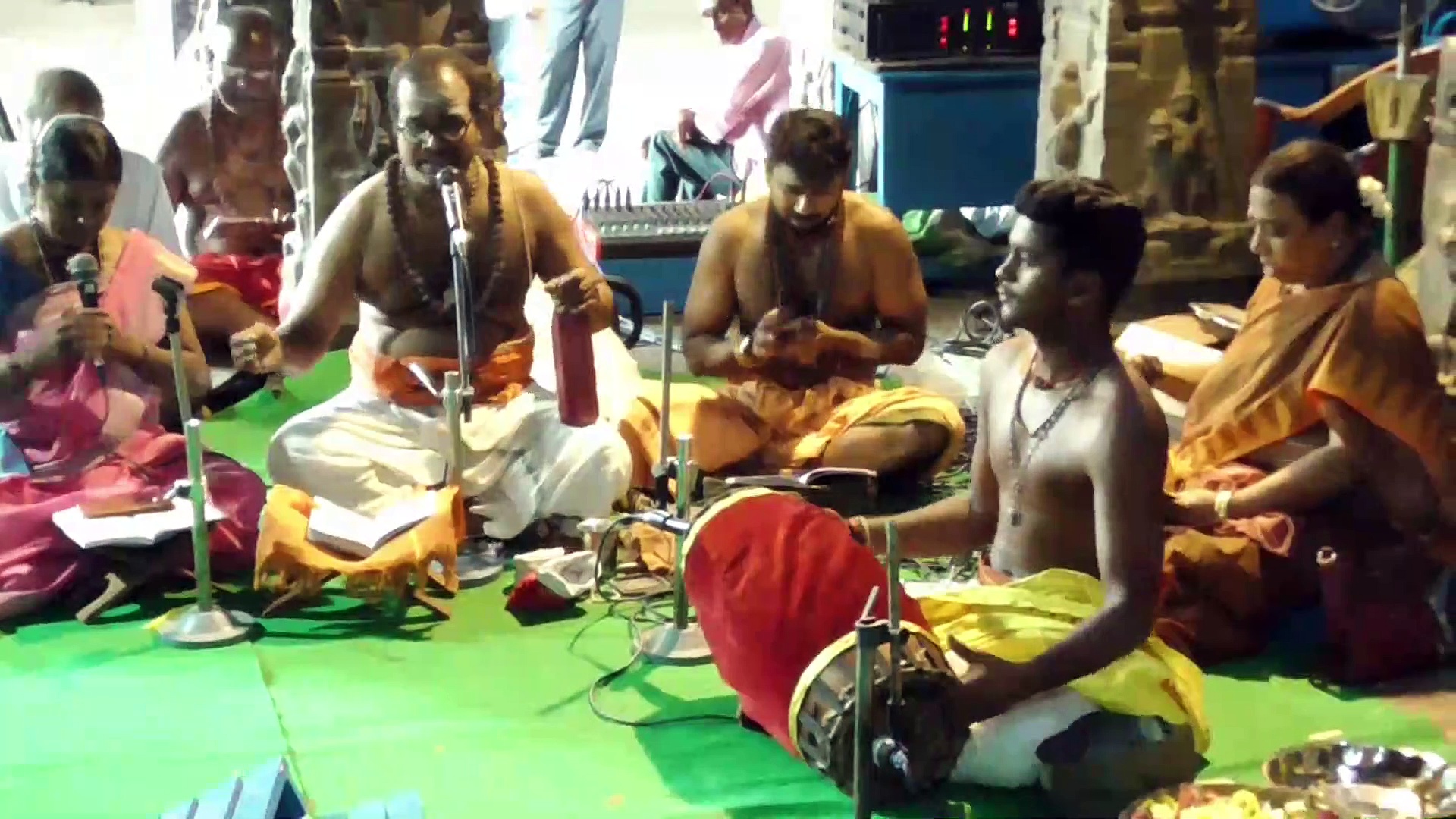 தீபாவளி திருநாள் - வேலூர் ஸ்ரீஜலகண்டீஸ்வரர் மற்றும் ஸ்ரீவெங்கடேச பெருமாள் கோவிலில் பக்தர்கள் சுவாமி தரிசனம்!