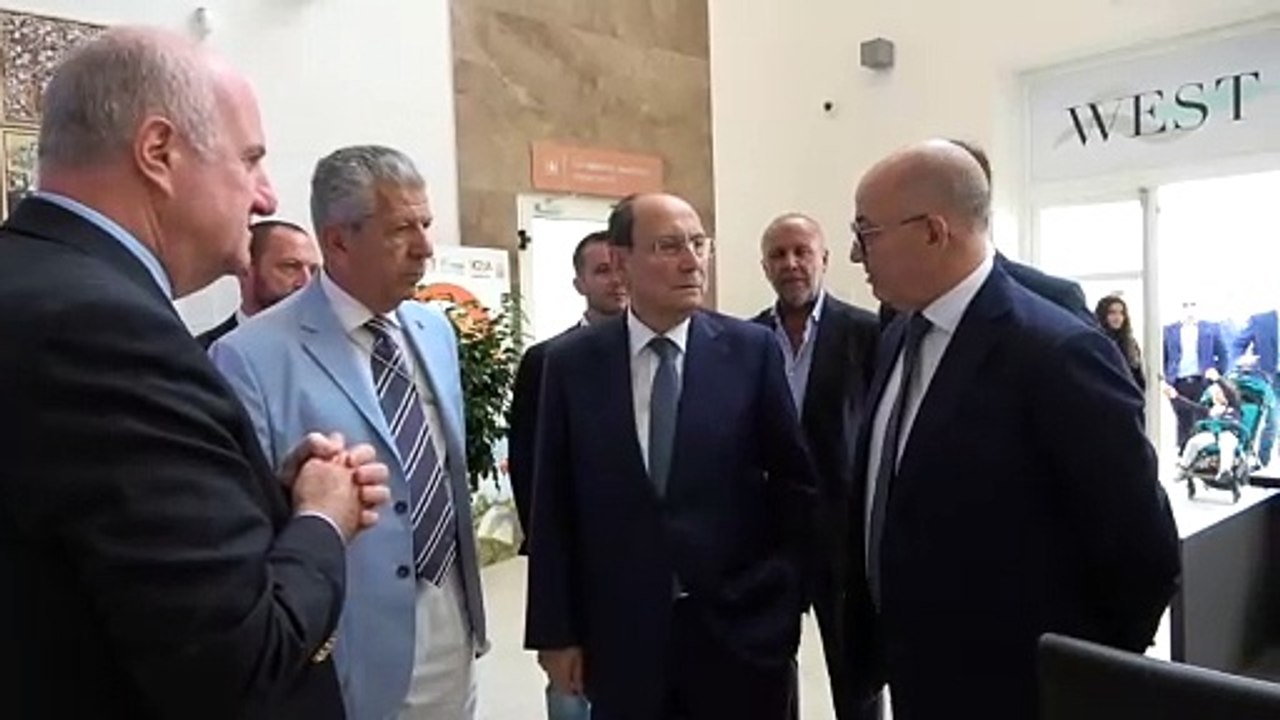 Il presidente della Regione Schifani in visita alla Stazione marittima del porto di Palermo fra gli stand della Borsa del turismo extralberghiero