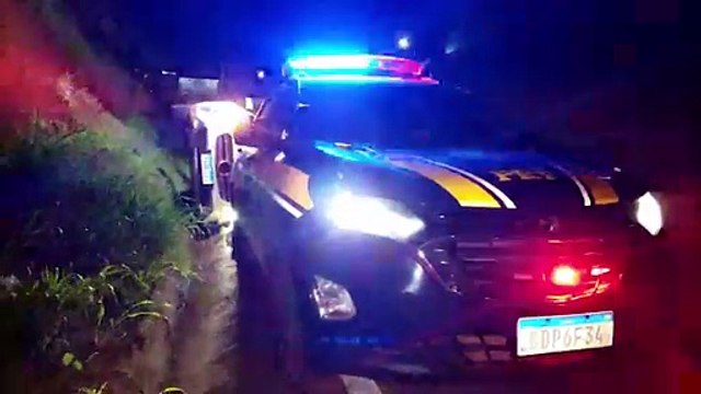 Mercedes capota após ser fechada por ônibus embaixo do viaduto da Jorge Lacerda