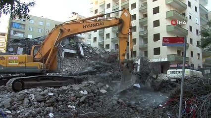 Ağır hasarlı bina çalınan ıslığın ardından böyle yıkıldı