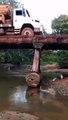 Un camion trop chargé emprunte un pont de bois