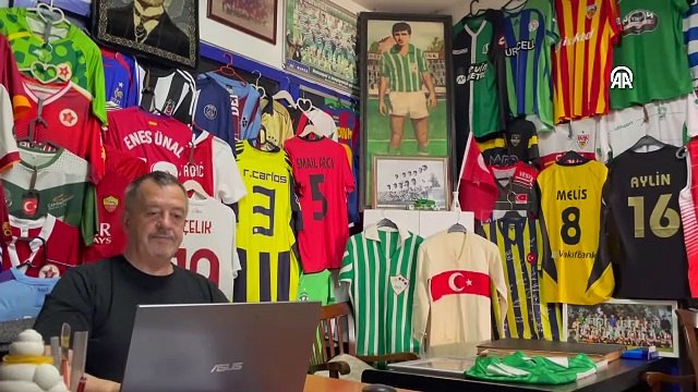 Oto lastikçi 10 yıldır biriktirdiği forma ve spor malzemelerini iş yerinde sergiliyor