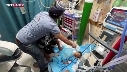 Hastanelerdeki imkansızlıklar nedeniyle Gazzeli çocuklar yerlerde ameliyat ediliyor