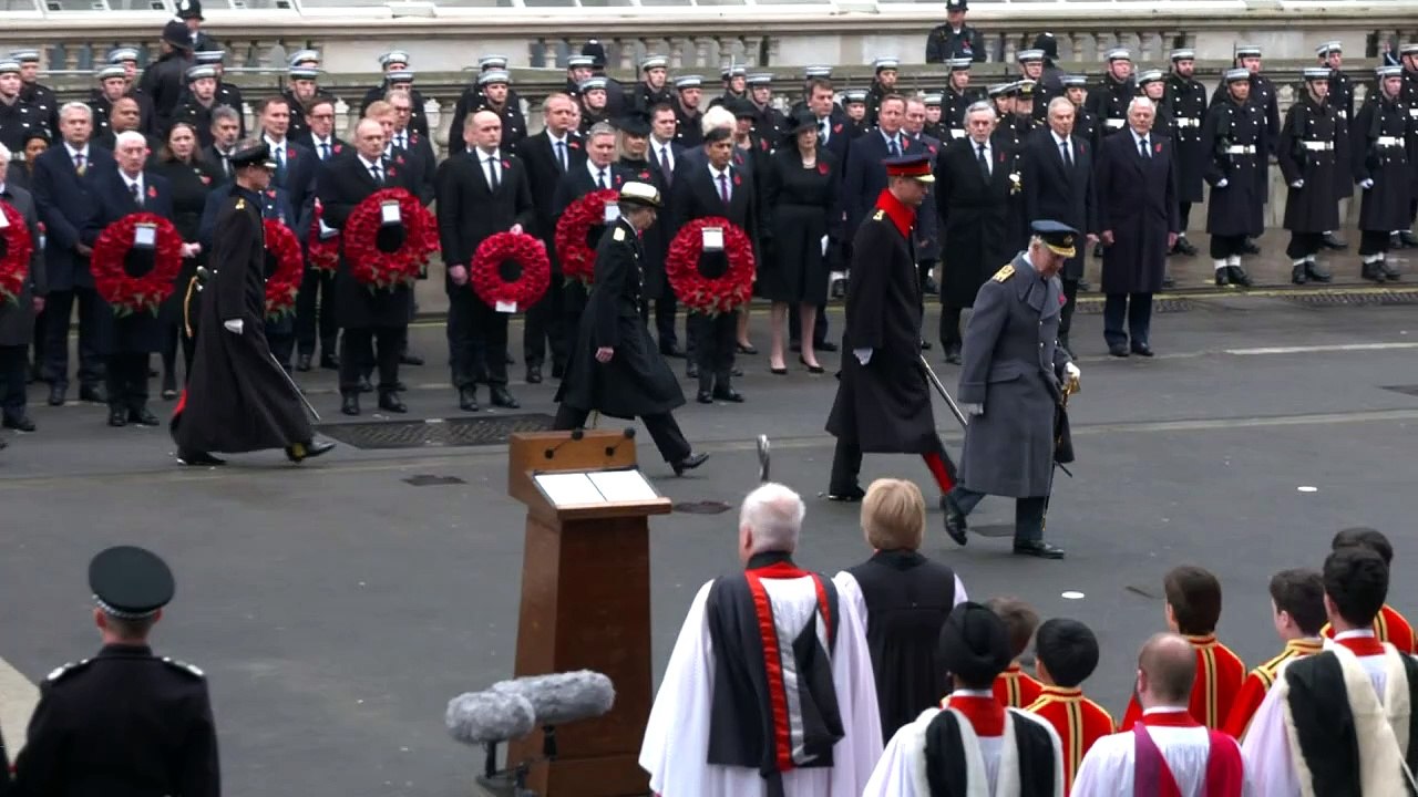 King leads nation in Service of Remembrance