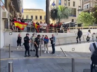 Apenas un centenar de manifestantes se concentran ante la sede del PSOE