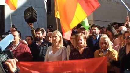 Suena el himno de España ante la sede del PSOE en Toledo
