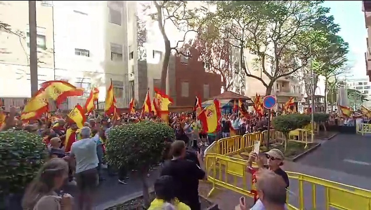 Concentración ante la sede del PSOE en Santa Cruz
