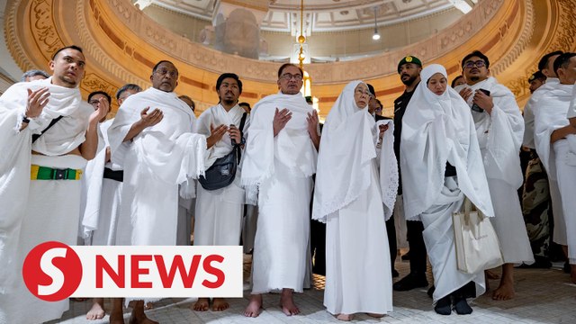 Anwar, Wan Azizah perform umrah, pray for peace in Palestine