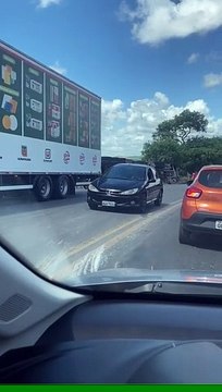 Carreta tomba e deixa motorista ferido na Ladeira do Catolé
