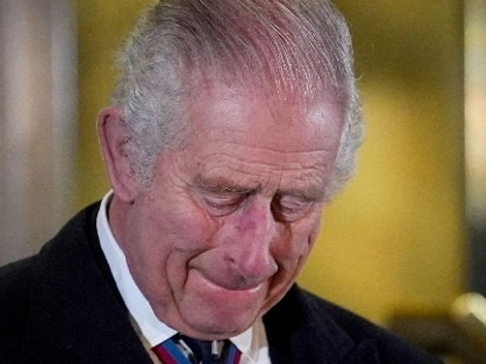 Zu Ehren seiner Eltern: König Charles III. enthüllt Statuen