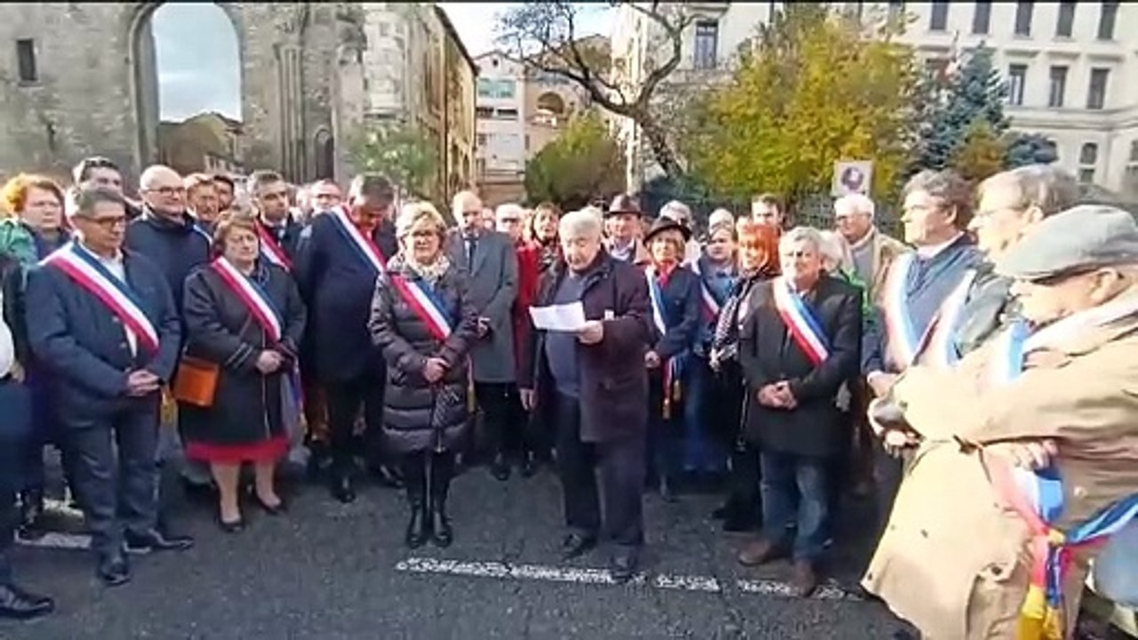 MÂCON - Rassemblement contre l'antisémitisme : prise de parole de Mario Benzazon, président de la communauté israélite de Mâcon
