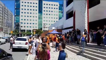 Descargar video: Enem 2023: estudantes chegam para 2º dia de prova em Maceió