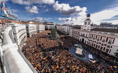 Así se ha llenado por completo la Puerta del Sol en la manifestación contra Sánchez