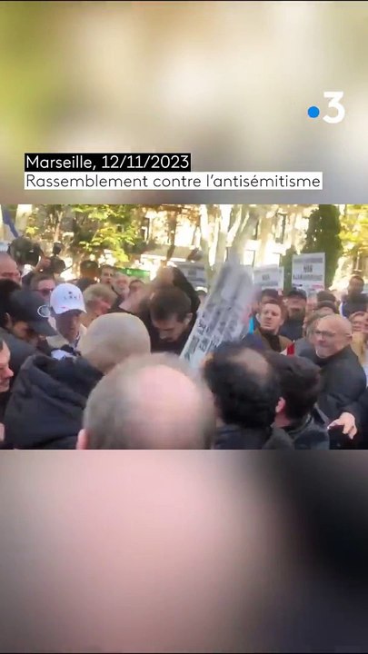 Marche contre l'antisémitisme - Le sénateur "Reconquête" Stéphane Ravier agressé physiquement à Marseille par 2 personnes, provoquant la colère de la foule - Regardez