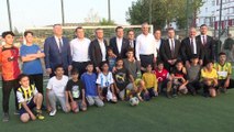Özgür Özel ve Ekrem İmamoğlu deprem bölgesinde gençlerle sohbet etti futbol oynadı