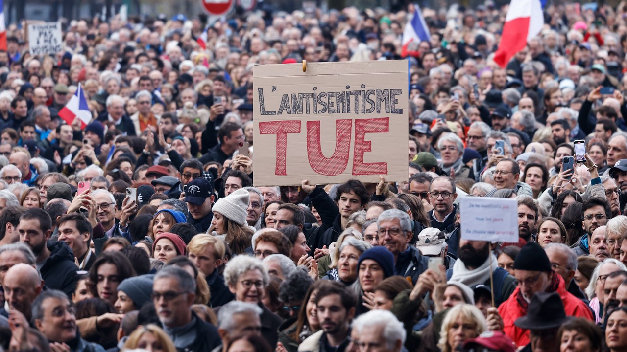 « Il faut stopper la haine » : plus de 100 000 personnes ont défilé contre l’antisémitisme à Paris