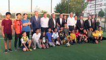 Özgür Özel ve Ekrem İmamoğlu çocuklarla futbol oynadı