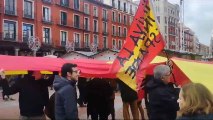 La movilización convocada por Vox llega a la Plaza Mayor de Valladolid, donde ha coincidido con la concentración convocada por el PP