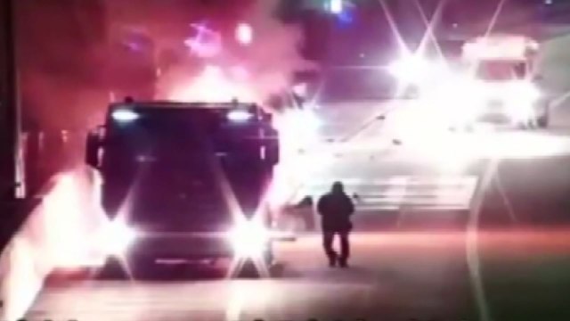 화물차 들이받은 전기차 화재...60대 운전자 다쳐 / YTN