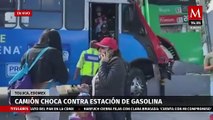 Camión de pasajeros choca contra estación de gasolina en Toluca, Edomex
