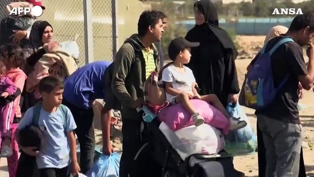 Gaza, palestinesi in marcia verso sud lungo la strada Salah al-Din