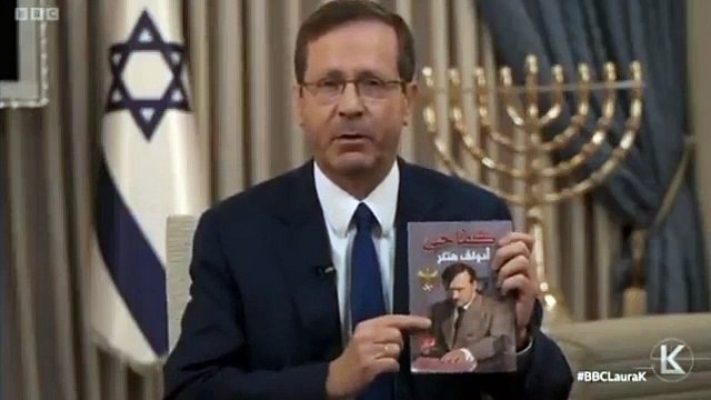 ⚡️Президент Израиля Ицхак Герцог в интервью BBC показал книгу Гитлера Mein Kampf на арабском языке.