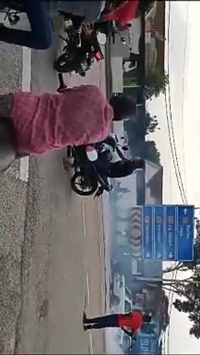 路口燃鞭炮阻来往交通 警方要追查这些人