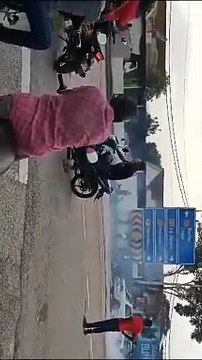 路口燃鞭炮阻来往交通 警方要追查这些人