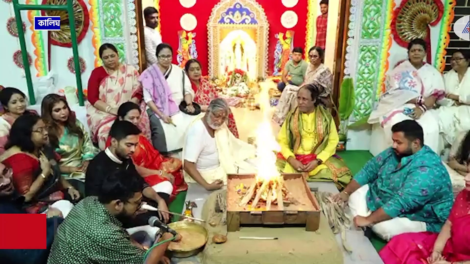 কালী পুজো ২০২৩ : বাড়ির পুজোয় বিশেষ যজ্ঞ করলেন অভিষেক, কি চাইলেন! দেখুন